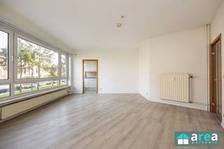 <p><span>Dit op te frissen en centraal gelegen appartement is gelegen op de grens van Hoboken en Kiel. In de directe omgeving vindt u tal van winkels, supermarkten (oa. Lidl, Albert Heijn &amp; Carrefour) en horecazaken. Ook scholen, openbaar vervoer, parken en speeltuinen bevinden zich op wandelafstand. Dankzij de vlotte verbinding met de A12 en E34 alsook de nabijheid van de Ring geniet u hier van een uitstekende bereikbaarheid.</span></p><p><span>Grootste troeven</span></p><p><span>- Gunstige EPC-score B<br />- Centrale ligging<br />- Veel lichtinval<br />- Gunstige bereikbaarheid<br />- Berging</span></p><p><span>Indeling</span></p><p><span>Bij het binnentreden van het appartement komt men in de hal die toegang biedt tot de leef- en eetruimte, twee volwaardige slaapkamers en de badkamer. De ruime leef- en eetruimte van 30 m² geniet van veel natuurlijke lichtinval dankzij de raampartijen. Aansluitend bevindt zich de keuken voorzien van een inductiekookplaat met dampkap, een dubbele spoelbak en veel opbergkasten.</span></p><p><span>Verder zijn er twee volwaardige slaapkamers van respectievelijk 15 m² en 7 m². De badkamer is uitgerust met een bad, een ruime wastafel en voldoende kastruimte.</span></p><p><span>Voor meer informatie kan u terecht bij Area Partners: info@area.be of 03/284.60.60</span></p><p><span><br /> </span></p><p><span> </span></p><p><span> </span></p><p><span> </span></p><p><span> </span></p>