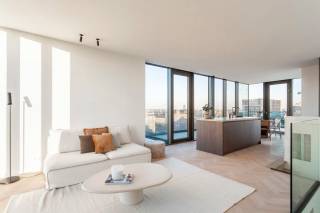 Welkom in deze duplex penthouse, gelegen in een stijlvol gerenoveerd gebouw met slechts acht wooneenheden. Het pand onderging recent een totaalrenovatie en combineert hedendaags comfort met verfijnde afwerking. Het absolute hoogtepunt? Het adembenemende uitzicht op het Operagebouw van Antwerpen.<br /><br />De leefruimte op de bovenste verdieping vormt zonder twijfel het kloppende hart van deze penthouse. Dankzij de grote raampartijen geniet u hier van een overvloed aan natuurlijk licht, wat het open karakter van de ruimte extra benadrukt. De moderne open keuken sluit naadloos aan op de woonkamer en vormt de ideale setting voor gezellige diners. Warme eikentinten, gecombineerd met een elegant visgraatparket, creëren een tijdloze en verfijnde uitstraling. Vanuit de leefruimte heeft u rechtstreeks toegang tot het riante terras, waar je kan genieten van één van de mooiste zichten van de stad.<br /><br />Het appartement beschikt over drie volwaardige slaapkamers, waardoor het perfect geschikt is voor gezinnen, gasten of wie extra ruimte wenst voor een bureau. De twee stijlvolle badkamers zijn afgewerkt met hoogwaardige materialen en verfijnde inbouwkranen. De ene badkamer beschikt over een ligbad en een ruime inloopdouche, terwijl de andere is uitgerust met een elegante inloopdouche. Hier gaan tijdloos design en dagelijks comfort moeiteloos hand in hand.<br /><br />Een unieke kans om te wonen in een exclusief, volledig vernieuwd gebouw, midden in het bruisende hart van Antwerpen, met een uitzicht dat je elke dag opnieuw weet te betoveren.<br /><br />Interesse? Contacteer LISTED vandaag nog: +32 3 283 51 51.<br />