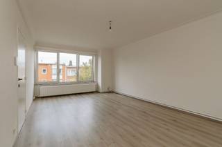 <p>Bezoeken mogelijk na aanmaken huurdersprofiel: <strong><u>https://onid.mijnhuurprofiel.be/property/4106eb5a-71df-46ea-b331-b5528795c87c</u></strong></p><p><br /></p><p><br /></p><p>In de Oosterveldwijk in Wilrijk vinden we dit lichtrijk 2 slaapkamerappartement terug op de tweede verdieping van een kleine residentie. Dankzij de talrijke invalswegen (A12, Ring van Antwerpen...) heeft dit pand een uitstekende bereikbaarheid. In de buurt vinden we ook winkels, scholen en openbare voorzieningen terug. Het appartement is recent gerenoveerd en onmiddellijk beschikbaar!</p><p><br /></p><p>Het appartement bestaat uit: inkomhal, ruime living, keuken, bureau/hobbykamer (met aansluiting wasmachine en droogkast), apart toilet, badkamer met inloopdouche, twee slaapkamers, terras en een garagebox met voorliggende staanplaats.</p><p><br /></p><p>Troeven: geen maandelijkse kosten (Slechts eenmalig per jaar opvraging 100 euro voor onderhoud gemene delen, voortuin en minuterie) - onmiddellijk beschikbaar - Garagebox met elektriciteit en watervoorziening - inclusief twee kelderbergingen</p>