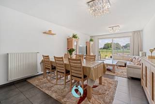 Dit gebouw is heel rustig gelegen in een doodlopende straat en bestaat uit 2 ruime appartementen en 2 garages.Ideale opportuniteit voor investeerders...