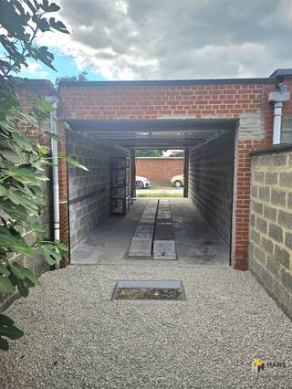 Zeer ruime garagebox te koop in Mechelen op centrale locatie. De garagebox is voorzien van een manuele poort en is in perfecte goede staat. Er is...