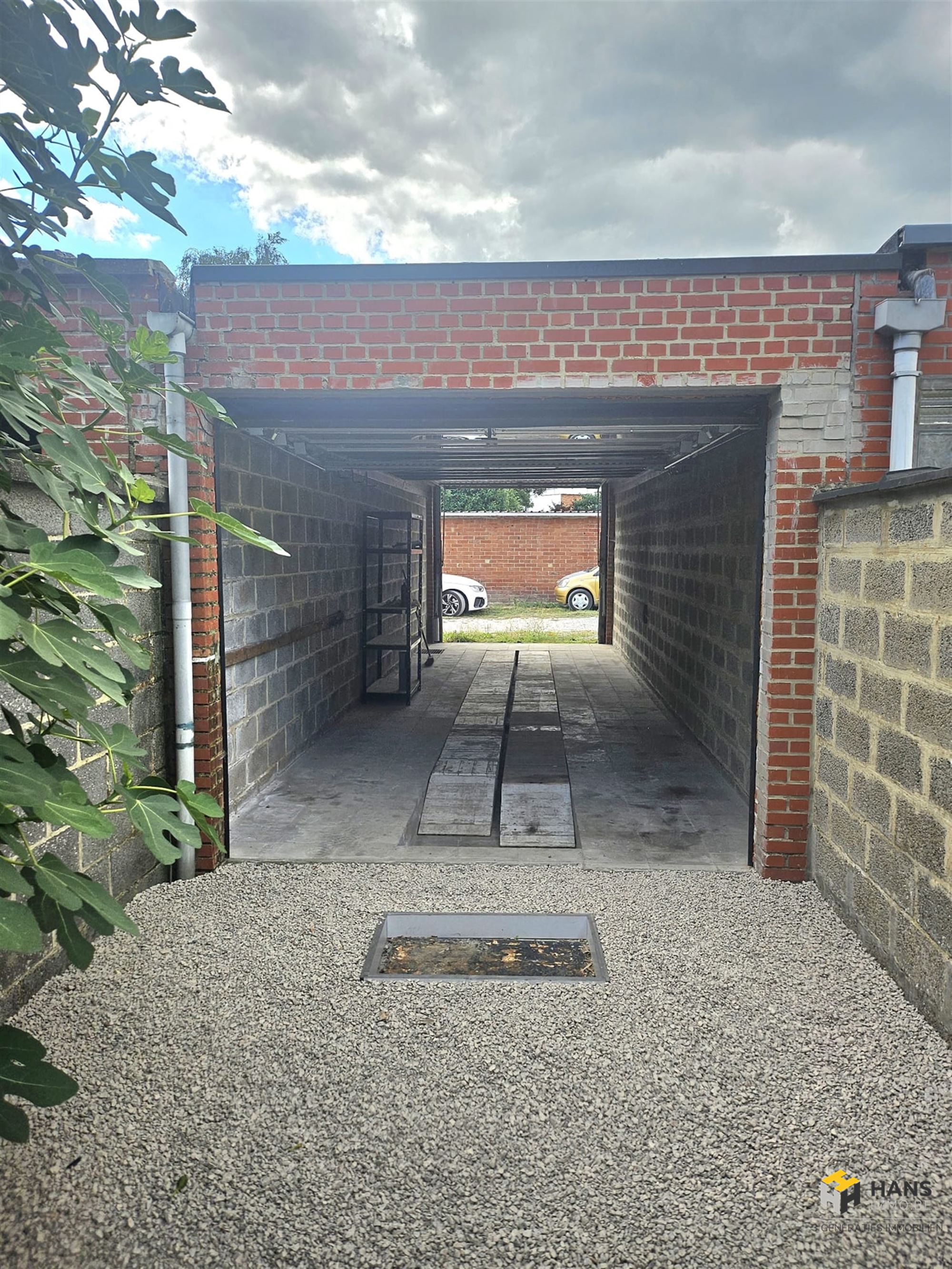 Zeer ruime garagebox te koop in Mechelen op centrale locatie. - foto 2