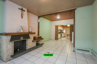 In de Komstraat in Poperinge bevindt zich deze halfopen woning met een handige zijdoorgang, ideaal voor het plaatsen van vuilnisbakken, fietsen...