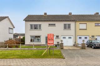 Half open bebouwing met 5 slaapkamers te Eine. INDELINGDe woning bestaat op de gelijkvloerse verdieping uit een inkomhal met gastentoilet, een...