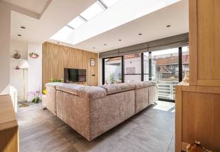 In het centrum van Heist, op wandelafstand van winkels, horeca en openbaar vervoer, bevindt zich deze volledig gerenoveerde en instapklare...