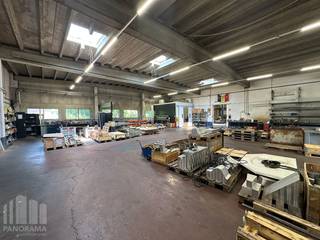 Op een ruim en volledig verhard bedrijfsterrein van +/- 4.588 m² bevindt zich dit veelzijdige bedrijfsgebouw met een totale bebouwde oppervlakte van +/- 2.532 m². De bedrijfssite omvat ruime atelier-/productieruimte, kantoren, parkeergelegenheid en een ruime verharde koer- en buitenruimte.<br /><br />Vooraan op de site bevindt zich een afzonderlijk kantoorgebouw van +/- 528 m², verdeeld over twee verdiepingen van elk +/- 264 m² voorzien van alle nodige nutsvoorzieningen.<br /><br />De achterliggende atelier-/productieruimte van +/- 2.268 m² beschikt over een vrije hoogte van 10 meter en is uitgerust met onder meer rolbruggen, een compressor met persluchtcircuit en een vat van 1.000 liter. Voor de elektriciteitsvoorziening is een transformator van 600 kVA aanwezig, afgezekerd op 450 kVA.<br />De loods is voorzien van verwarming op stookolie, verlichting en de nodige nutsvoorzieningen. De verwarmingsinstallatie omvat drie stookolieketels: één ketel van 40 kW voor de kantoren en twee ketels van elk 60 kW voor het magazijn. Daarnaast is er een bovengrondse dubbelwandige mazouttank van 5.000 liter aanwezig. Er is een ondergrondse betonnen opslagtank (voor koelemulsie) van 1000 L (met olie/vet afscheider).<br /><br />Buiten beschikt de bedrijfssite over een verharde parking en een ruime verharde koer aan de achterzijde en zijkant, wat zorgt voor een praktische inrichting en voldoende manoeuvreerruimte. Daarnaast zijn er twee regenwaterputten van elk 20.000 liter aanwezig.<br /><br />De bedrijfssite is gelegen te Ieper, op het bedrijventerrein Ieperleekanaal. De locatie geniet een vlotte bereikbaarheid via de N369/N313 en bevindt zich op korte afstand van de A19 richting Kortrijk en Ieper.<br /><br />Contacteer PANORAMA B2B voor bijkomende technische inlichtingen, plannen of een vrijblijvend plaatsbezoek op het nummer 0460 97 66 66.