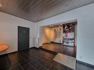 <p>Topo Immo biedt u deze gelijkvloerse handelsruimte van <strong>70 m²</strong>, gelegen langs de drukbezochte <strong>Ninoofsesteenweg te Lennik</strong>, een absolute toplocatie met een uitstekende passage en <strong>een maximale visibiliteit!</strong></p><p>De ruimte biedt tal van mogelijkheden voor diverse commerciële activiteiten en beschikt bovendien over een <strong>kelderruimte van 10 m²</strong>, ideaal voor extra stockage. Verder is er een ook <strong>apart toilet</strong> aanwezig</p><p>Een grote troef zijn de <strong>3 staanplaatsen vlak voor de deur</strong>.</p><p>EPC-attest van de afzonderlijke commerciële eenheid wordt momenteel opgemaakt.</p><p></p>