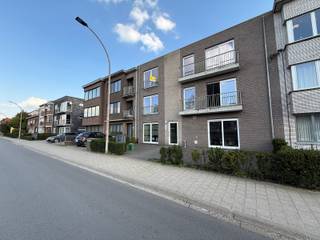 Zeer goed onderhouden en verzorgd appartement, gelegen in het centrum van Geel. In de nabijheid van het station bevindt zich dit aangename appartement met terras en een ruime slaapkamer.<br /><br />De open keuken is volledig uitgerust en praktisch ingericht met een koelkast en een kookplaat. Dankzij de grote schuiframen geniet de leefruimte van veel natuurlijk licht en heb je rechtstreeks toegang tot het terras. Achteraan het gebouw is er bovendien een tweede terras aanwezig. Verder beschikt het appartement over een berging en een apart toilet. De badkamer is uitgerust met een bad/douchecombinatie.<br /><br />Een autostaanplaats is verplicht bij te huren aan €70 per maand. <br /><br />Het appartement is beschikbaar vanaf 01/07/2026.<br /><br />De Troeven:<br /><br />- Garage<br />- Gunstig gelegen<br />- Verlichting is voorzien<br />- Terras<br /><br />Heb je interesse? Klik op de gele knop 'IK WENS EEN BEZOEK'