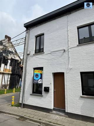 <p><span>RENOVATED HOUSE WITH 3 ROOMS AND GARDEN</span></p><p><span>Visiting day Thursday, May 7 by appointment</span></p><p><span> </span></p><p><span>Price : 1200 euro/month</span></p><p><span> </span></p><p><span>This recently renovated  house is located near the center of Geraardsbergen, near public transport, schools and stores.</span></p><p><span> </span></p><p><span>Downstairs you will find the technical room with toilet and the living room with open kitchen.</span></p><p><span> </span></p><p><span>On the 1st floor you will find 1 spacious bedroom and the bathroom with shower, sink and toilet.</span></p><p><span> </span></p><p><span>Upstairs there are 2 more bedrooms.</span></p><p><span> </span></p><p><span>At the back there is a terrace with garden.</span></p><p><span> </span></p><p><span>1 car parking space included in the price, an extra space can be rented for 75 euros.</span></p><p><span> </span></p><p><span>Free from 01/06.</span></p><p><span> </span></p><p><span> </span></p><p><span>DO NOT EARN and call for info or visit the number 0489/54.69.99  or send an email to dylan@svena.be </span></p><p><span> </span></p><p><span>These details are for information only and we cannot be held responsible for any inaccuracies.</span></p><p><span>The habitable area is only indicative.</span></p>