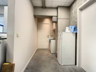 Te huur kantoorruimte van 70m² met achterliggende loods 255m² op strategische ligging te OudenaardeDeze kantoorruimte geniet een ZEER GUNSTIGE...