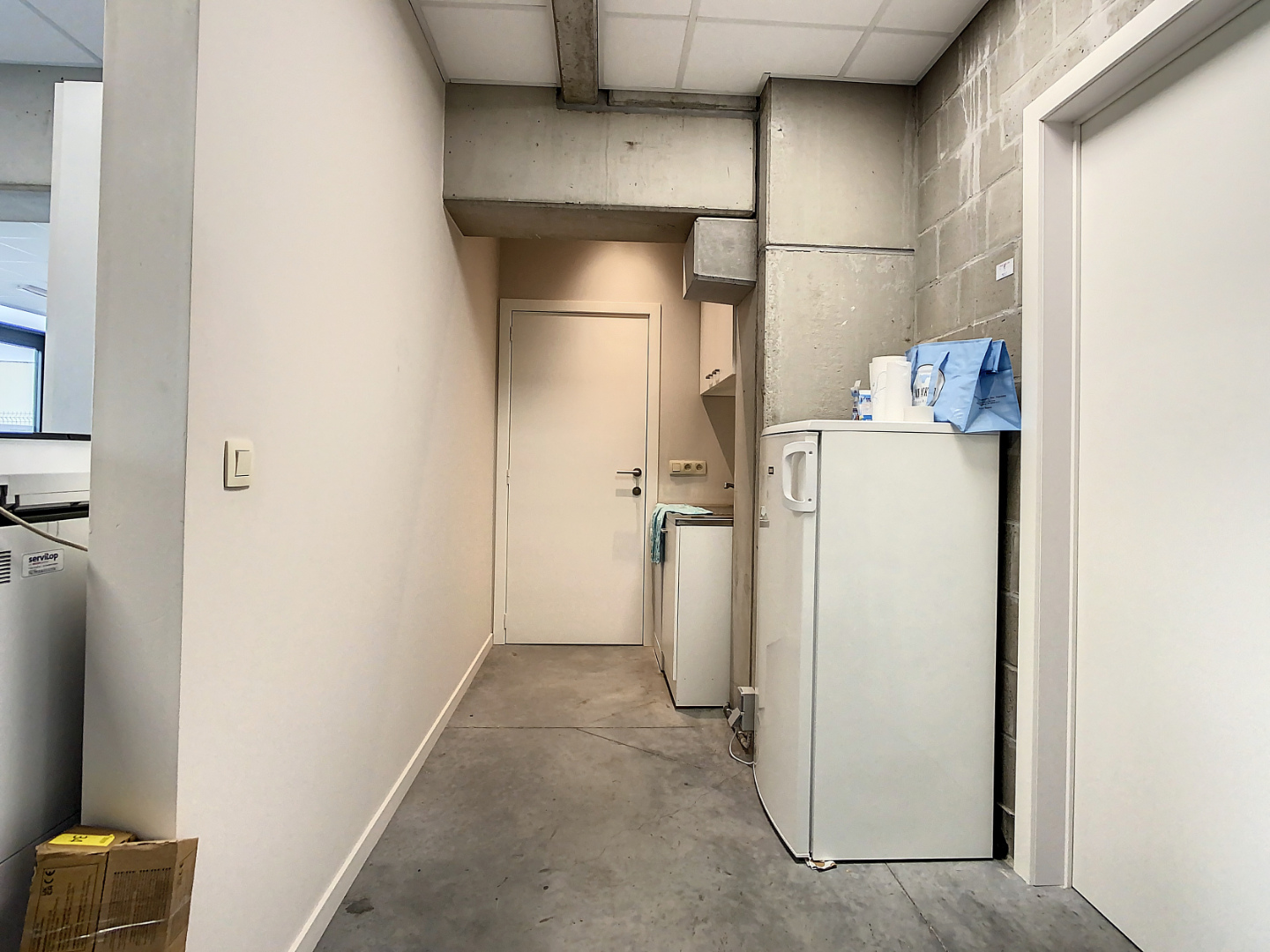 Te huur kantoorruimte van 70m² met achterliggende loods 225m² op strategische ligging te Oudenaarde - foto 2