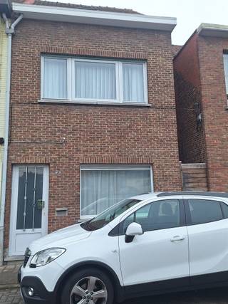 <p><span>Centraal gelegen opbrengstwoning met 4 slaapkamers, terras en tuin, dichtbij openbaar vervoer, school, centrum en groen.</span></p><p><span> </span></p><p><span>Beschrijving:</span></p><p><span> </span></p><p><span>Glvl: inkomhal, slaapkamer of bureauruimte, eetkamer, living, ingerichte keuken, badkamer, terras en berging</span></p><p><span>+1: twee slaapkamers</span></p><p><span>+2 : grote zolderslaapkamer</span></p><p><span> </span></p><p><span>Troeven:</span></p><p><span> </span></p><p><span>+ goed onderhouden woning</span></p><p><span>+ vier slaapkamers</span></p><p><span>+ goede opbrengst van 1200€/mnd</span></p><p><span>+ conforme elektriciteit</span></p><p><span> </span></p><p><span>Deze woning valt onder de renovatieverplichting! </span></p><p><span> </span></p><p><span>Kom niet 'TE LAET' en maak een afspraak via info@immodelaet.be of 03/644.00.88.</span></p><p><span> </span></p>