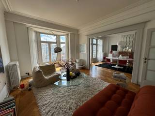 Authentiek twee slaapkamer appartement van 124m² op de 7de verdieping in een gebouw voorzien van een lift.<br />Het gebouw is gelegen op de hoek tussen de Karel Oomstraat en Jan Van Rijswijcklaan.<br /><br />Ruime inkomhal met vestiaire, woonkamer van 42m², keuken voorzien van kookvuur, dampkap en vaatwasser, aparte berging met aansluiting voor wasmachine, balkon. Twee slaapkamers van 22m² en 18m², badkamer met douche, bad en toilet. Verder is er een private zolderruimte en fietsenberging.<br /><br />200 euro maandelijkse provisiekosten voor water, verwarming, onderhoud en verbruik van de algemene delen, lift, brandverzekering.