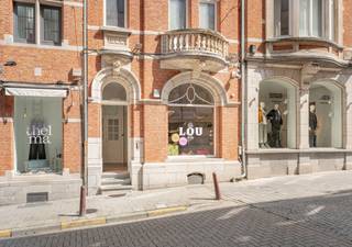 Deze mooie ruimte van ongeveer 70 m² is gelegen in een prachtig herenhuis op een ideale locatie aan het gerechtsgebouw van Leuven en op 2 stappen van de drukke Diestsestraat. Door de dagelijks grote passage geniet u hier van een enorme visibiliteit. De bovenliggende verdiepen bestaan uit nieuwe studio’s.<br /><br />Het gelijkvloers bestaat uit verschillende achter elkaar liggende ruimtes. Op verdieping -1 bevindt zich een extra bergruimte/kelder. De authentieke elementen zoals de visgraat parket en de knappe schouwen vallen meteen op. Verdere afwerking kan in samenspraak met de eigenaar gebeuren. <br /><br />De huurprijs bedraagt 1.495 euro per maand. De contracten voor het verbruik van water, elektriciteit en verwarming zijn door de huurder zijn af te sluiten bij leveranciers naar keuze. Er zijn geen gemeenschappelijke kosten. <br /><br />Staat u op het punt uw eigen kantoor te starten en bent u nog op zoek naar de meest ideale locatie in een authentiek kader? Contacteer ons dan voor bijkomende informatie of een bezoek ter plaatse.<br /><br />016 40 60 20 // info@covas.be // www.covas.be