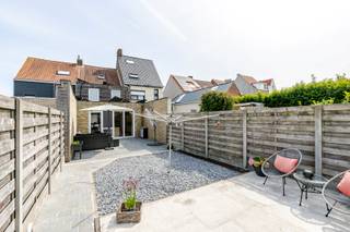 Bent U op zoek naar een instapklare gezinswoning waar comfort, kwaliteit en een centrale ligging hand in hand gaan? Dan is deze verzorgde woning in het hart van Zeebrugge beslist een bezoek waard. Deze gezellige gezinswoning werd afgewerkt met kwaliteitsvolle materialen en biedt een doordachte indeling met alle hedendaagse comfort. Dankzij de gunstige EPC-score B, de aanwezigheid van zonnepanelen en een conforme elektrische keuring geniet U bovendien van een energiezuinige woning die volledig klaar is voor de toekomst.<br /><br />De lichtrijke leefruimte beschikt over een gezellige zithoek met een stijlvol vast wandmeubel dat zorgt voor extra opbergruimte. Aansluitend bevindt zich de ruime eetplaats en een kwalitatieve leefkeuken, uitgerust met een duurzaam werkblad en hoogwaardige toestellen. Verder beschikt de woning over een praktische berging met ingemaakte kasten en aansluiting voor een wasmachine. Achteraan geniet U van een ruim terras en een diepe, zongerichte tuin met tuinberging, waar U in alle rust kunt ontspannen.<br /><br />Extra: zonnepanelen met groenecertificaten t.e.m. 2031 (4 à 5 certificaten per jaar aan 270 euro/stuk).<br /><br />Indeling:<br /><br />Gelijkvloers:<br />- Inkomhal,<br />- Gastentoilet,<br />- Lichtrijke leefruimte met gezellige zithoek en vast wandmeubel,<br />- Aansluitende eetplaats,<br />- Kwalitatieve leefkeuken met duurzaam werkblad en hoogwaardige toestellen,<br />- Praktische berging met ingemaakte kasten en aansluiting voor wasmachine,<br />- Groot terras,<br />- Diepe, zongerichte tuin met tuinberging,<br /><br />Eerste verdieping:<br />- Ruime masterbedroom,<br />- Gerenoveerde badkamer,<br />- Tweede slaapkamer,<br /><br />Tweede verdieping:<br />- Twee volwaardige slaapkamers, bereikbaar via een vaste trap.<br /><br />Zolder fungerend als extra bergruimte.<br /><br />Een verzorgde, energiezuinige en instapklare gezinswoning op een centrale ligging in Zeebrugge, ideaal voor wie op zoek is naar ruimte, comfort en een kwalitatieve afwerking. Contacteer ons vandaag nog voor meer informatie of een bezoek ter plaatse.