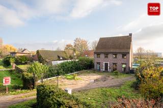 In een groene en rustige omgeving staat deze statige alleenstaande woning op een royaal perceel van 1591 m², volledig omheind en voorzien van...