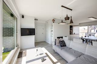 <div><div><div><p><span>In de Mercatorstraat in Sint-Niklaas bevindt zich dit ruime duplex - penthouse appartement met een bewoonbare oppervlakte van 170 m² en een zonnig terras van 27 m². De doordachte indeling, de aangename lichtinval en de veelzijdige bovenverdieping zorgen voor een bijzonder comfortabele woonomgeving.</span></p><p><span>De penthouse is gelegen op de vierde verdieping. Bij het binnenkomen wordt u verwelkomd in de ruime leefruimte met airconditioning. De open indeling versterkt het gevoel van ruimte en zorgt voor een natuurlijke verbinding tussen de woon- en eetkamer en de recente, volledig uitgeruste keuken van Dovy.</span></p><p><span>Een groot schuifraam laat veel natuurlijk licht binnen en geeft toegang tot het terras van 27 m². Deze aangename buitenruimte vormt een mooi verlengstuk van de leefruimte en biedt voldoende plaats om te ontspannen of gezellig buiten te tafelen. De afzonderlijke terrasberging zorgt bovendien voor extra praktisch opberggemak.</span></p><p><span>De nachthal leidt naar een volwaardige slaapkamer, een bureauruimte, een apart toilet en een afzonderlijke badkamer met douchecabine. De ruime masterbedroom is voorzien van ingebouwde kasten en beschikt over een ensuite badkamer met ligbad. Deze combinatie biedt extra privacy en dagelijks comfort.</span></p><p><span>Via de bureauruimte bereikt u de bovenverdieping. Hier bevindt zich een lichtrijke zolderkamer van 26 m² uitgerust met meerdere Veluxramen. Deze ruimte kan naar eigen behoefte worden ingericht als extra slaapkamer, hobbyruimte of polyvalente kamer. De tweede zolderkamer van 23 m² biedt bijzonder veel opslagruimte en vormt een waardevolle aanvulling op het appartement.</span></p><p><span>Dankzij de ruime indeling, de twee badkamers, het grote terras en de flexibel in te richten bovenverdieping leent dit appartement zich uitstekend voor uiteenlopende woonbehoeften. De recente keuken, de airconditioning en de ingebouwde kasten verhogen het wooncomfort, terwijl de verschillende bergruimtes ervoor zorgen dat het appartement praktisch en overzichtelijk blijft.</span></p><p><span>Twee autostaanplaatsen in de kelder vervolledigen het geheel. Deze zijn aan te kopen aan 35.000 euro voor beiden.</span></p><p><span>Heeft u interesse in dit ruime en veelzijdige duplexappartement? Neem dan contact op via </span><span>emanuel.durinck@immo-zone.be</span><span> of 0486/03.00.10.</span></p></div></div></div>