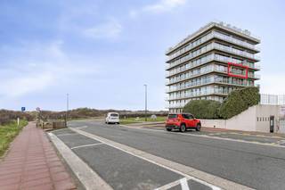 In de residentie Windekind te De Panne, op enkele stappen van zee en het natuurreservaat vinden we dit vernieuwde appartement te koop. Het appartement werd volledig gerenoveerd in 2025, is volledig instapklaar en wordt gemeubeld verkocht. Ideaal voor eigen gebruik of rendabele vakantieverhuur, waar het nu al succesvol voor wordt gebruikt.INDELING:> Vierde verdieping:- inkomhal;- aangename leefruimte met zetelbed en toegang tot het zongerichte terras;- badkamer met douche, wasmeubel en toilet;- ruime slaapkamer met stapelbed en tweepersoonsbed;- ingerichte keuken voorzien van inductie kookplaat, dampkap, koelkast, combi oven en spoelbak;> Kelder:- Private kelderberging inbegrepen;- Gemeenschappelijke fietsenberging en afvallokaal ;TROEVEN:- conforme elektrische installatie!- elektrische verwarming regelbaar van op afstand;- zeer rustige ligging op enkele meters van de zee;- gemeubelde verkoop.Bent u op zoek naar een instapklaar appartement beschikbaar voor vaste bewoning, ter investering of voor tweede verblijf? Aarzel zeker niet contact op te nemen met ons kantoor Dewaele Koksijde: 058 330 600