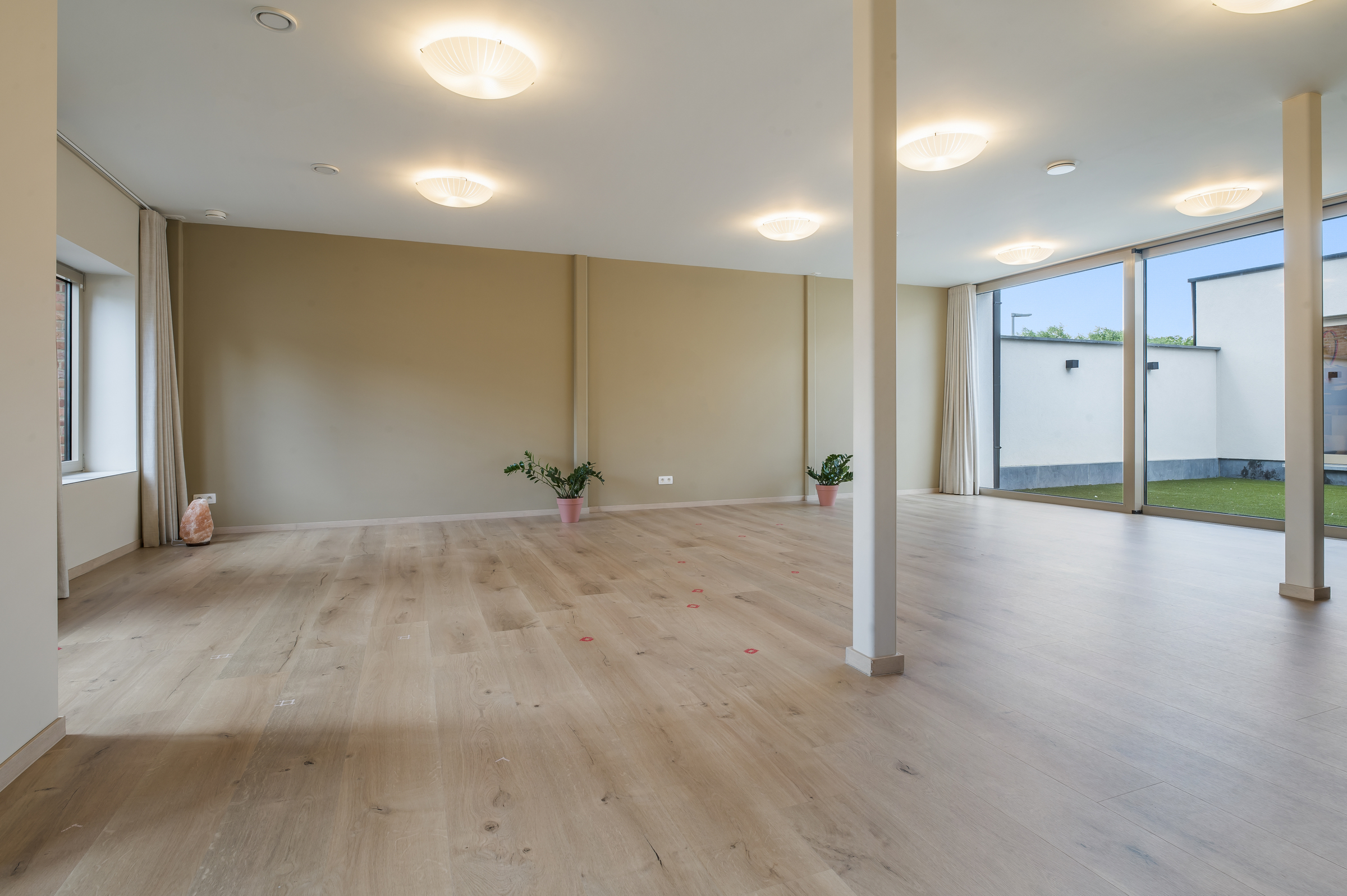 Uitstekend gelegen handelspand met parking nabij centrum! - foto 2