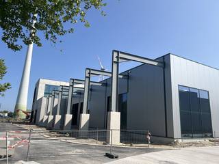 REEDS 60% VERKOCHT. KMO-unit van 256m². Bedrijvenpark "RE|CORE" , op de voormalige Recorsite. KMO-units met oppervlaktes van 256 m² tot 433 m². Deze units zijn uitstekend gelegen, naast zowel de Grote Ring van Hasselt als de E313.CONTACT: catherine.colson@dewaele.com | 0473/85.10.04 Mogelijk om kantoorruimte te voorzien. De units worden CASCO opgeleverd. Ev. verdere afwerking kan besproken worden met bouwheer. 2 privé-parkings zijn inbegrepen. (zie grond- en gevelplan, inplantingsplan, lastenboek, prijslijst, brochure in bijlage).Potentiële huuropbrengst magazijn: 17.900,-EUR/ jaarDeze KMO-units zijn geschikt voor opslag, ateliers, showrooms, productieruimtes, ...... al dan niet gecombineerd met kantoorruimtes. Deze locatie biedt een mix van bedrijfsgebouwen, kantoorruimtes, werkplaatsen en opslag, aangevuld met ondersteunende diensten zoals experience ruimte, ateliers, horeca en sport. De units hebben een vrije hoogte van minstens 6 m en zijn uitgerust met een sectionale poort (min 4 m x 4,20 m), lichtstraat met rookluik, polybetonvloer (met een draagkracht van 1.000 kg/m²) en branddetectie. privé parking is inbegrepen. Er bestaat ook de mogelijkheid om zonnepanelen te plaatsen en aan te sluiten op het warmtenet. De bedrijfsunits zullen voldoen aan de geldende EPB-regelgeving voor industriële gebouwen.Verkoopprijs: 331.500,-EUR (excl btw)Kost aansluiting warmtenet: 4.352,-EUR (excl btw)website www.dewaele.com