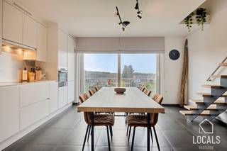 Op zoek naar een <strong>instapklaar appartement</strong> waar comfort, licht en een uitstekende ligging samenkomen? Dit prachtige duplex-appartement, <strong>gebouwd in 2015</strong>, bevindt zich op een bijzonder gunstige locatie <strong>nabij het station van Ninove</strong>. Winkels, scholen, openbaar vervoer en het stadscentrum liggen binnen handbereik, terwijl u thuis geniet van een aangename en praktische indeling.<br /><br />Bij het binnenkomen ontdekt u een <strong>gezellige zithoek</strong> met ruimte voor een comfortabele tv-hoek. Aansluitend bevindt zich de <strong>kwalitatief afgewerkte keuken met eetplaats</strong>, uitgerust met alle nodige toestellen. Op zonnige dagen is het heerlijk vertoeven op het <strong>zuidgerichte terras</strong>. Op deze verdieping vindt u bovendien nog een afzonderlijk gastentoilet en een handige berging met aansluiting voor wasmachine en droogkast.<br /><br />Via de trap bereikt u de bovenverdieping waar er zich <strong>twee volwaardige slaapkamers</strong> bevinden. De badkamer is uitgerust met een douchecabine, lavabo en tweede toilet. Ook op praktisch vlak heeft dit appartement heel wat te bieden: een <strong>privatieve autostaanplaats</strong> en een <strong>eigen buitenberging</strong> zijn inbegrepen, zodat parkeren en extra opbergruimte geen zorgen vormen.<br /><br />Extra troeven:<br />- Elektriciteit Conform<br />- Energiezuinig (EPC A) + zonnepanelen<br />- Ventilatiesysteem<br />- Vloerverwarming <br />- …<br /><br />Kortom een verzorgd duplex op een centrale locatie, ideaal voor wie comfortabel wil wonen met alle voorzieningen vlakbij. Plan vandaag nog uw bezoek! Voor meer informatie en/of bezichtiging: 054 23 53 83 of info@localsvastgoed.be