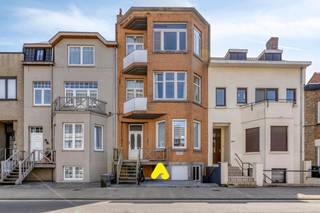 Dit appartement op de gelijkvloerse verdieping van Residentie Lavandou bevindt zich op een absolute toplocatie in het centrum van De Panne, vlakbij de markt.<br />Het pand dient gerenoveerd te worden, waardoor u de volledige vrijheid heeft om het naar uw eigen hand te zetten. <br /><br />Het appartement beschikt over een lichtrijke leefruimte met een open keuken, 1 comfortabele slaapkamer met een aanpalende badkamer, uitgerust met een inloopdouche, een lavabomeubel en een toilet.<br /><br />Dit appartement kan dienen als 2de verblijf of investering om te verhuren.<br />Tal van mogelijkheden!<br /><br /><strong>TROEVEN :</strong>
<ul>
	<li>Lage syndicuskosten</li>
	<li>Nabij de markt van De Panne</li>
	<li>Kleinschalige residentie</li>
</ul>
<em>Let op: de foto’s met een sterretje rechtsonder zijn AI-gegenereerd om een beter beeld te geven van de mogelijke inrichting.</em>