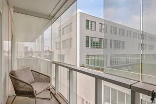 <strong>Compacte en lichtrijke studio nabij Park Spoor Noord</strong><br /><br />Deze gezellige en praktisch ingedeelde studio van 31 m² bevindt zich op de tweede verdieping van de Residentie Parktoren. De woonruimte is aangenaam lichtrijk en beschikt over een slimme slaaphoek, waardoor de beschikbare oppervlakte optimaal benut wordt. Verder omvat de studio een aparte badkamer met douche en toilet, evenals een handige berging met aansluiting voor een wasmachine. Dankzij de efficiënte indeling geniet u hier van comfortabel wonen op een compacte oppervlakte.<br /><br />De ligging is een absolute troef: op wandelafstand van het levendige Eilandje, het iconische MAS en het groene Park Spoor Noord. Bovendien bevindt de studio zich vlak bij de AP Hogeschool en is ze uitstekend bereikbaar met zowel het openbaar vervoer als de belangrijkste invalswegen.<br /><br /><strong>Bijzonderheden:</strong><br />- EPC-score A<br />- Elektriciteit conform<br />- Inclusief kelderberging<br />- Mogelijkheid tot aankoop van een autostaanplaats (€35.000)<br /><br />Deze gezellige en praktisch ingedeelde studio van 31 m² bevindt zich op de tweede verdieping van de Residentie Parktoren. De woonruimte is aangenaam lichtrijk en beschikt over een slimme slaaphoek, waardoor de beschikbare oppervlakte optimaal benut wordt. Verder omvat de studio een aparte badkamer met douche en toilet, evenals een handige berging met aansluiting voor een wasmachine. Dankzij de efficiënte indeling geniet u hier van comfortabel wonen op een compacte oppervlakte.<br /><br />De ligging is een absolute troef: op wandelafstand van het levendige Eilandje, het iconische MAS en het groene Park Spoor Noord. Bovendien bevindt de studio zich vlak bij de AP Hogeschool en is ze uitstekend bereikbaar met zowel het openbaar vervoer als de belangrijkste invalswegen.<br /><br /><strong>Bijzonderheden:</strong><br />- EPC-score A<br />- Elektriciteit conform<br />- Inclusief kelderberging<br />- Mogelijkheid tot aankoop van een autostaanplaats (€35.000)