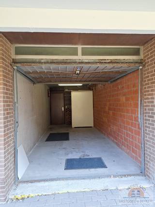 Goed toegankelijke garagebox op verdiep -1. De garages zijn buiten gelegen en zijn toegankelijk via twee invalswegen. De garage is uitgerust...