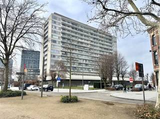 Cet appartement lumineux de trois chambres est situé dans la rue Van der Sweepstraat, dans le quartier entièrement rénové de Zuid à Anvers, l'un...