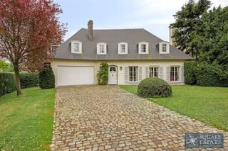 <p><span>Square Estate stelt u deze prachtige villa voor in klassieke stijl in het prestigieuze domein van Bouchout.</span></p><p><span> </span></p><p><span>Deze villa, met zijn vele voordelen, is als volgt ingedeeld:</span></p><p><span> </span></p><p><span>Op de begane grond wordt u begroet door een ruime hal die leidt naar een grote woonkamer met open haard in Franse steen, een eetruimte en een semi-ingerichte keuken. </span></p><p><span>U vindt er ook een vestiaire, een gastentoilet en een kantoorruimte. De vloeren in Bourgondische steen en het prachtige zicht op de lichtrijke tuin zijn belangrijke troeven.</span></p><p><span> </span></p><p><span>Op de verdieping leidt een ruime nachthal met prachtig massief eiken parket naar een master suite met eigen badkamer, drie grote slaapkamers, een kleine kamer, een tweede badkamer en een doucheruimte.</span></p><p><span> </span></p><p><span>Een zeer grote geïsoleerde zolder loopt over de hele lengte van de woning.</span></p><p><span> </span></p><p><span>Dit prachtige huis van 225 m2, gelegen op bijna 11 are grond, heeft ook een grote tuin met zuidelijk gerichte terrassen.</span></p><p><span>Een garage voor twee auto's en 4 buiten parkeerplaatsen maken deze woning compleet. </span></p><p><span>In de volledige ondergrondse verdieping bevinden zich ruime en praktische kelders.</span></p><p><span> </span></p><p><span>Een zeer gewilde en groene buurt.</span></p><p><span> </span></p><p><span>Contacteer ons vandaag nog voor meer informatie of een bezoek: 02/462.42.01 of <span>info@square-estate.be</span></span><span> </span></p><p><span> </span></p><p><span> </span></p>