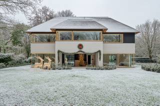 Wonen zonder compromissen — instapklaar, stijlvol en future proofOntdek deze uitzonderlijke nieuwbouwvilla op een absolute toplocatie in Koningshof,...