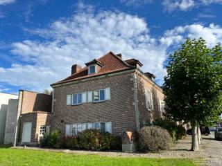 Volledig opgefrist appartement vlakbij station van Anzegem, gelegen op de eerste en tweede verdieping (geen lift)
<h4> </h4>

<h4>Indeling</h4>

<ul>
	<li>ruime inkomhal</li>
	<li>toilet op eerste en tweede verdieping</li>
	<li>ruime living met authentieke plankenvloer</li>
	<li>ingerichte keuken (kookplaat, oven, vaatwas)</li>
	<li>wasplaats met ingemaakte kasten</li>
	<li>3 slaapkamers elk met badkamer </li>
	<li>terras</li>
	<li>autostaanplaats in overdekte garage</li>
</ul>

<h4>Troeven</h4>

<ul>
	<li>authentieke elementen (plankenvloer, houten balken)</li>
	<li>aan station van Anzegem</li>
	<li>heel ruim</li>
</ul>

<h4>Praktisch</h4>

<ul>
	<li>Huurprijs: € 950 incl syndic</li>
	<li>Onmiddellijk beschikbaar</li>
	<li>Wens je een bezoek? Schrijf je dan in via onze website op het bezoekmoment donderdag 22/10 van 16 tot 17u.</li>
</ul>