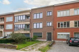 Opbrengsteigendom met 3 appartementen op toplocatie in MortselBent u op zoek naar een interessante investering? Deze kleinschalige opbrengsteigendom,...