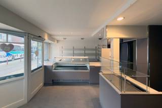 In het centrum van Deinze wordt dit verzorgd en instap klaar handelspand met duplex appartement aangeboden. Deze eigendom vormt een interessante opportuniteit voor zelfstandigen of vrije beroepen die wonen en werken wensen te combineren binnen één gebouw.<br /><br />De handelsruimte op het gelijkvloers is volledig ingericht en onmiddellijk bruikbaar. De ruimte is voorzien van toonbanken, ingemaakte kasten en een onderhoudsvriendelijke tegelvloer, en biedt dankzij de brede raampartijen een uitstekende zichtbaarheid en natuurlijke lichtinval. De indeling leent zich tot diverse handelsactiviteiten zoals een toonzaal, kantoor, broodjeszaak of traiteur.<br /><br />Het duplex appartement werd recent gerenoveerd met kwalitatieve materialen en biedt een hoogwaardig wooncomfort. Het appartement omvat een open keuken met aangrenzende leefruimte, gastentoilet, drie slaapkamers waarvan één master bedroom met dressing, en een moderne badkamer met eigentijdse afwerking. De ruimtes zijn lichtrijk, functioneel ingedeeld en uitstekend onderhouden. Aan de achterzijde bevindt zich een terras met verharde tuin, wat zorgt voor aangename buitenruimte en de nodige privacy.<br /><br />Contacteer Henry Van Tornhout voor bijkomende inlichtingen of een vrijblijvend plaatsbezoek via <strong>+32 474 13 37 93 of via henry@kmovastgoed.be</strong><br /><br />EPC: D<br />Stedenbouwkundige inlichtingen: bouwvergunning, geen verkavelingsvergunning, woongebied, geen voorkooprecht, geen rechterlijke herstelmaatregel of bestuurlijke maatregel opgelegd. Geen overstromingsgevoelig gebied, geen afgebakende oeverzone. <br />G score: A<br />P score: A