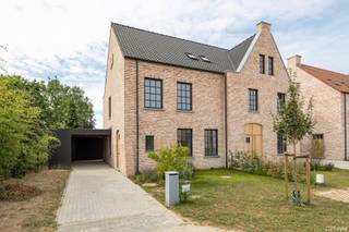 NIEUWBOUWPROJECT 'T VELD – MODERN WONEN OP EEN PRACHTIGE LOCATIE

Te koop: Luxe nieuwbouwwoning in Viersel

Welkom in 'T VELD, hét nieuwe woonproject op een werkelijk prachtige locatie.
Hier woon je in een oase van rust met alle voorzieningen binnen handbereik.

Luxueuze BEN-woning te koop met een hoogwaardige afwerking.
Deze lichtrijke halfopen bebouwing is gelegen op een absolute toplocatie!
De woning kan volledig afgewerkt worden binnen de normale aktetermijn van 4 maanden.

Kenmerken:

•	Prachtige BEN-woning
•	Klassieke architectuur met hoogwaardige afwerking
•	3 slaapkamers + afgewerkte zolder met mogelijkheid tot 2 extra slaapkamers, badkamer, extra ruime berging, prachtige tuin en 
        privé parkeerplaats onder luxe-carport met groot tuinhuis
•	Zonnepanelen en warmtepomp
•	Oppervlakte: 427 m²
•	Bewoonbare oppervlakte: 195 m²
•	Zuid tuin
•	Locatie: Salvialaan 32, 2240 Viersel

Een droomplek om te wonen!

De woning is gelegen dichtbij de toegang tot E313 (Massenhoven) en E34 (Oelegem)

Financiële informatie

Prijs € 542.750
  - Grond € 173.081
  - Constructie € 369.669
Kosten € 98.400
  - Registratierechten € 20.770
  - BTW € 77.630
Totaal excl. notariskosten € 641.150

Mis deze kans niet!
Contacteer ons vandaag nog en ontvang als eerste informatie over deze prachtige woning.

Contact: 03-320.26.50 - info@century21vyta.be