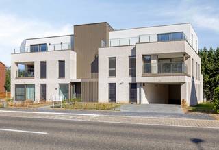 <div>Op zoek naar een ruim appartement met twee slaapkamers, royale buitenruimtes en een uitstekende bereikbaarheid? Dan is dit recente appartement aan de Leuvensesteenweg 209 in Aarschot zeker een bezoek waard.<br /><br />Het appartement bevindt zich op de eerste verdieping en beschikt over een lichtrijke leefruimte met open keuken, twee volwaardige slaapkamers, een badkamer en praktische bergruimte. De twee ruime terrassen van maar liefst 21 m² en 9 m² vormen een absolute meerwaarde en bieden op elk moment van de dag een aangename plek om te ontspannen of gezellig buiten te vertoeven.<br /><br />De ligging is bijzonder gunstig. Winkels, scholen, horeca, het centrum van Aarschot en het station bevinden zich op korte afstand. Dankzij de nabijheid van belangrijke verbindingswegen en de E314 geniet u bovendien van een vlotte verbinding richting Leuven, Hasselt en Brussel.<br /><br />Het appartement maakt deel uit van een recente, energiezuinige residentie en is daardoor zowel geschikt voor eigen bewoning als voor investeerders.
<div>Bovendien geniet de eigenaar, dankzij het gunstige E-peil, nog van een vrijstelling van de onroerende voorheffing gedurende 5 jaar, wat een aantrekkelijk financieel voordeel vormt.</div>
<br /><br />Ondergrondse garage en privatieve berging verplicht mee aan te kopen voor € 35.000 exclusief kosten.<br /><br />Contacteer Sven gerust voor meer informatie of een bezoek ter plaatse op sven@immogve.be of 0486/400905.</div>