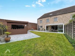 Ruime en verzorgde gezinswoning met een praktische indeling en tal van mogelijkheden. Via de inkomhal met gastentoilet en praktische berging onder de trap komt u in de leefruimte met zithoek en eethoek, die aansluit op de veranda en zo extra leefruimte en licht creëert. De volledig geïnstalleerde keuken biedt een mooi zicht op de tuin en vormt een aangename plek voor het dagelijkse leven.<br />De ruime garage met wasplaats en ingemaakte kasten zorgt voor extra comfort. Buiten geniet u van een onderhoudsvriendelijke tuin met terras en een tuinhuis met afgesloten loungegedeelte, ideaal om in alle rust te ontspannen.<br /><br />Op de eerste verdieping bevinden zich vier ruime slaapkamers en een badkamer met douche, bad, lavabo en toilet. Via een vaste trap bereikt u het geïsoleerde zolderverdiep van ca. 65 m², dat tal van uitbreidingsmogelijkheden biedt.<br /><br />Een ideale woning voor wie ruimte en functionaliteit weet te waarderen.<br /><br />Extra troeven<br /><br />
<ul>
<li>zonnepanelen</li>
<li>regenwaterput 5000 l</li>
<li>overal rolluiken, beneden elektrisch</li>
<li>nabij belangrijke invalswegen, winkels en scholen</li>
<li>instapklaar</li>
</ul>
<br />Deze woning is te koop ZONDER makelaar via het concept van Smart Houses. Wenst u verdere inlichtingen of een bezoek? Contacteer rechtstreeks de eigenaar via 0474/66.69.48