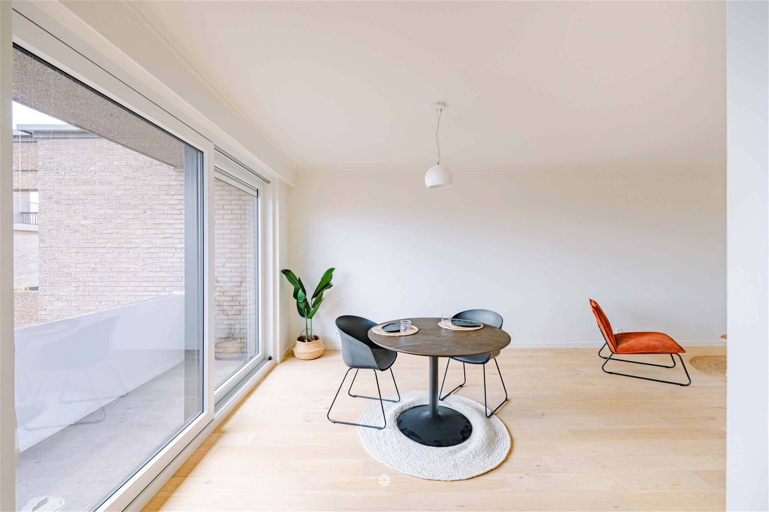 Appartement élégamment rénové avec terrasse et vue dégagée - photo 4