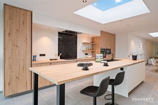 TOPPER!!! VOLLEDIG tot in de puntjes afgewerkte woning! Voldoet aan de huidige energienormen! Wie opzoek is naar een kwaliteitsrenovatie is hier aan...