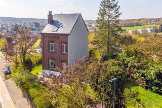 <p><strong>Century21ImmoNero stelt voor:</strong></p><p>BOD DOEN VANAF 289.000 €:</p><p>VERKOOPSPROCEDURE: U kan een bod uitbrengen aan minimum de vraagprijs onder gesloten enveloppe zonder opschortende voorwaarden. Enkel bods uitgebracht voor 30 juli 2026 12H op kantoor ImmoNero op een biedingsformulier van ImmoNero worden weerhouden.</p><p>Voor bijkomende info of een bezoek kan u ons kantoor contacteren.</p><p>Uitstekend gelegen, op wandelafstand van centrum en genietend van een mooi en oninneembaar uitzicht biedt deze te renoveren woning op een terrein van 12A : Kelder25m²; <br />Gelijkvloers: Inkom met trap en WC, Living 16m²+ Keuken 13m² Veranda 8m². <br />Verdieping : 2 ruime slaapkamers van 16m² en 13m² en een badkamer. <br />Ruime zolder waar nog 2 extra slaapkamers kunnen worden gerealiseerd.</p><p>OPM: er rust een herstelvordering op deze woning betreffende  Dakconstructie  is aangetast door houtworm, Vochtschade in dak of plafonds, muren en kelders, Onvoldoende rookmelders: deze zaken dienen hersteld te worden door de koper.</p><p>U vindt hierover meer info op de website: www.jeiksesteenweg19.be<br /> </p>