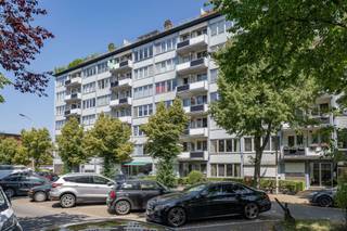 <p><span>Appartement (hoogste verdieping - 2 SLK) met zonnig terras. </span></p><p><span> </span></p><p><span>Indeling:</span></p><p><span>We bereiken deze 6de verdieping met de lift. De inkomhall van het appartement is erg ruim en beschikt over een gastentoilet, een handige berging met plaats voor de wasmachine/droger en nog een kleine vestiaire.</span></p><p><span>Langs een dubbele deur komen we in de woonkamer met terzijde een ingerichte keuken en een zuidgericht terrasje.</span></p><p><span>De badkamer is in oorspronkelijke staat en heeft een ligbad.</span></p><p><span>De beide slaapkamers liggen tegen de achtergevel.</span></p><p><span> </span></p><p><span>Extra info:</span></p><p><span>- de twee laatste foto's geven een idee van een herinrichting van de ruimten</span></p><p><span>- privatieve kelder inbegrepen</span></p><p><span>- ramen vernieuwd</span></p><p><span>- EPC: 156 kWh/(m² jaar)/label B</span></p><p><span>- elektrische installatie is conform</span></p><p><span>- gemeenschappelijke kosten: ca. 189/mnd (C.V., water, elektriciteit, blokpolis, onderhoud lift, syndicus, etc.) +  24 RF/mnd.</span></p><p><span> </span></p><p><span> </span></p>