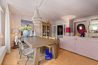 Dit charmante appartement, gelegen in een elegante residentie in het hart van Oostende, straalt vandaag de dag de klasse en grandeur uit van...