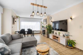 Deze alleenstaande woning is gelegen op een grondoppervlakte van 866 m² en bestaat uit - oprit - inkomhal - living - keuken - grote veranda - badkamer - 3 slaapkamers - berging - wasplaats - garage - terras - tuin - zéér grote en hoge extra garage die ideaal is voor opslagruimte. <br /><br />Troeven van deze woning: <br />- alleenstaande woning met veel mogelijkheden <br />- centrale verwarming op aardgas<br />- instapklaar<br />- veel opslagruimte<br />- 2 garages