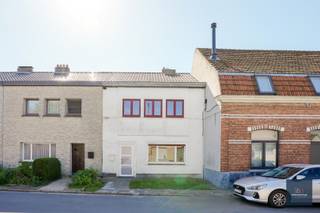 Schrijf u in op de bezoekmomenten op www.makelaarshuys.be <br /><br />Deze te renoveren woning, gelegen op wandelafstand van het centrum, biedt tal van mogelijkheden voor wie op zoek is naar een renovatieproject met potentieel.<br /><br />Op het gelijkvloers bevinden zich een inkomhal, een voorkamer, een gezellige leefruimte, een gesloten keuken en achteraan extra bergruimte.<br /><br />Op de eerste verdieping zijn er drie kamers aanwezig, waarvan één perfect kan worden ingericht als badkamer. De zolder is bereikbaar via een zolderluik en biedt bijkomende opbergmogelijkheden.<br /><br />Buiten geniet u van een kleine tuin waar het aangenaam vertoeven is.<br /><br />Dankzij de gunstige ligging nabij winkels, openbaar vervoer en andere voorzieningen vormt deze woning een uitstekende basis voor een comfortabele gezinswoning of interessante investering.
