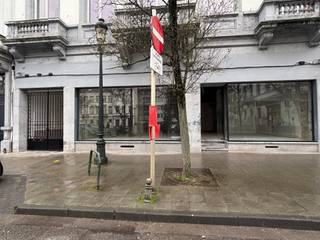 Winkelruimte met uitstekende zichtbaarheid, ideaal gelegen tussen het Flageyplein en het Jourdanplein, vlakbij de Troonstraat en de...