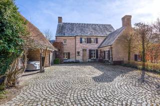 Deze prachtige villa is gelegen in het idyllische 's-Gravenwezel, omgeven door een ruime tuin en een heerlijk terras. De woning, die in 2017...