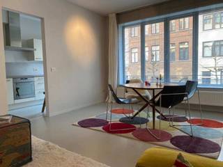 <p><span>Stijlvol gerenoveerd appartement met 2 slaapkamers en gezellig terrasje op het Zuid <br /><br /></span><span></span><span>Indeling:</span><span><br />Dit appartement ligt op de 1ste verdieping en is bereikbaar via de lift of trap.<br />De grote leefruimte baadt in het licht. De volledig ingerichte keuken is voorzien van een keramische kookplaat met dampkap, oven, koelkast, diepvries en vaatwasser.<br /><br />De 2 slaapkamers ( 4 x 3,5 en 3.8 x 2.2) bevinden zich aan de rustige achterzijde van het gebouw. Het terrasje is te bereiken via de tweede slaapkamer. De badkamer is bekleed met mozaïek tegels en beschikt over een ligbad met douchecombinatie, een lavabomeubel en afgezonderd de aansluiting voor een wasmachine.<br />Het toilet bevindt zich apart in de inkomhal van het appartement.<br /><br />Gemeenschappelijke kosten: 50 euro per maand - Huurwaarborg: 3 maanden huur - Huurovereenkomst 1 jaar verlengbaar<br /><br /></span><span>Omgeving:</span><span><br />Gelegen op het zeer gezellige en bruisende Zuid, vlakbij het Museum van Schone Kunsten.<br /><br /></span><span>Extra's:<br /></span></p>
<ul>
<li><span>Beschikbaar vanaf 15/7/2026</span></li>
<li><span>Voorzien van verlichting en gordijnen</span></li>
<li><span>Ingemaakte kasten in de hal en de hoofdslaapkamer</span></li>
<li><span>Mooie gietvloeren</span></li>
<li><span>Gemeenschappelijk tuintje op het gelijkvloers</span><span><br /><br /></span></li>
</ul>