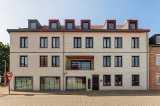 In het centrum van Beerse bevindt zich dit dakappartement, op wandelafstand van winkels, horeca en alle dagelijkse voorzieningen.<br /><br />Het appartement omvat een lichtrijke leefruimte met open keuken. Aansluitend aan de keuken is er een praktische berging en een wasruimte met apart toilet. Het slaapgedeelte bestaat uit 2 slaapkamers, waarvan de master bedroom beschikt over een ensuite badkamer met bad, inloopdouche en toilet. Daarnaast is er een balkon aanwezig.<br /><br />In de ondergrondse verdieping beschikt u over een private autostaanplaats en een berging. Deze zijn verplicht bij aan te kopen voor een prijs van €20.000. <br /><br />Het appartement behaalt een EPC B en valt niet onder de renovatieverplichting, wat bijdraagt aan een energiezuinig en toekomstgericht wooncomfort.<br /><br />Troeven:<br />- 2 slaapkamers <br />- Balkon<br />- Lift aanwezig <br />- Praktische kelderberging en autostaanplaats <br />- Reeds verhuurd, ideaal als investering<br />- EPC B