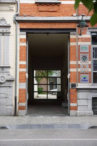 Verschillende kantoorruimtes te huur in een herenhuis in de Europese wijk. Keuken, receptie en vergaderzaal (112m²) beschikbaar. Makkelijk bereikbaar met zowel het openbaar vervoer als met de auto. Metrostation Schuman op wandelafstand.<br /> <br /> • Er zijn parkeerplaatsen beschikbaar<br /> • Taksen en kosten op aanvraag