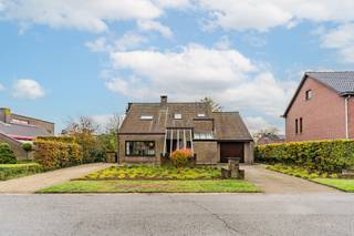 Charmante gezinswoning op rustig perceel van 972 m² – ideaal voor wie nét iets anders zoektIn een doodlopende en bijzonder rustige straat, waar...